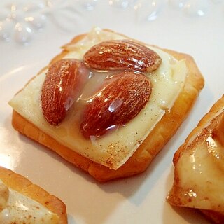 チーズとアーモンドとミルクジャムの焼きクラッカー